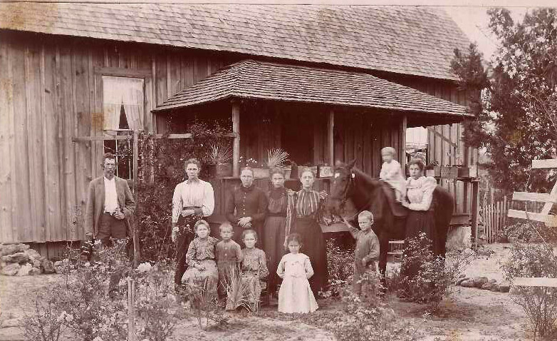Dudley Jr family photo in front of farmhouse in 1897