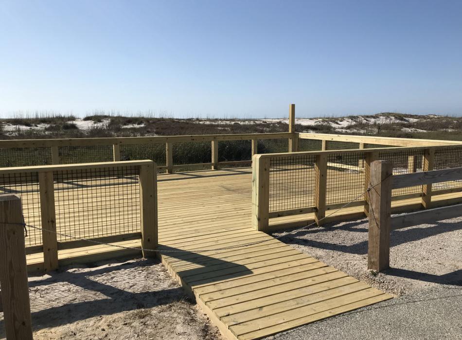 This observation platform overlooking the relic dune provides a good location for stargazing.